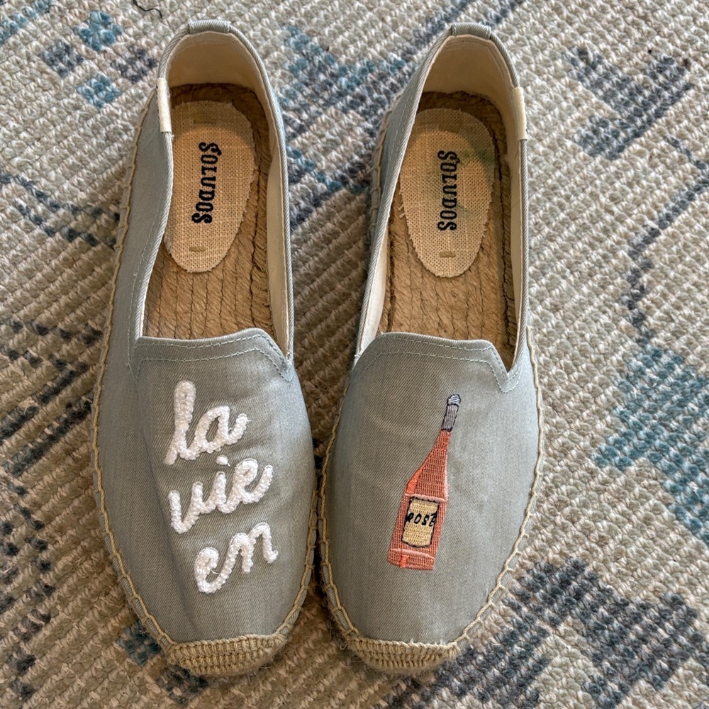 NWOT Soludos Light Gray Espadrilles with Fun Embroidery